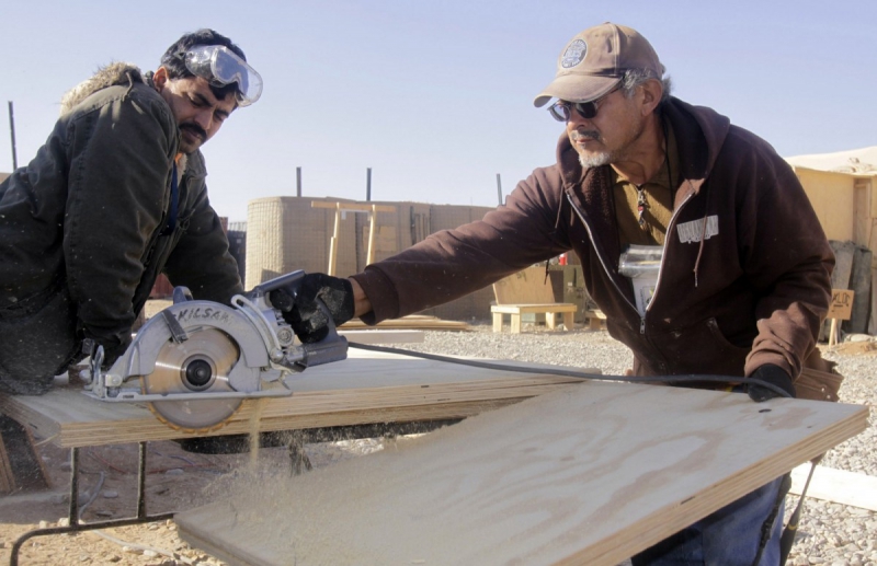 charpentier-LE BROC-min_men_working_construction_sawing_wood_building_marines_workers_equipment-1064481