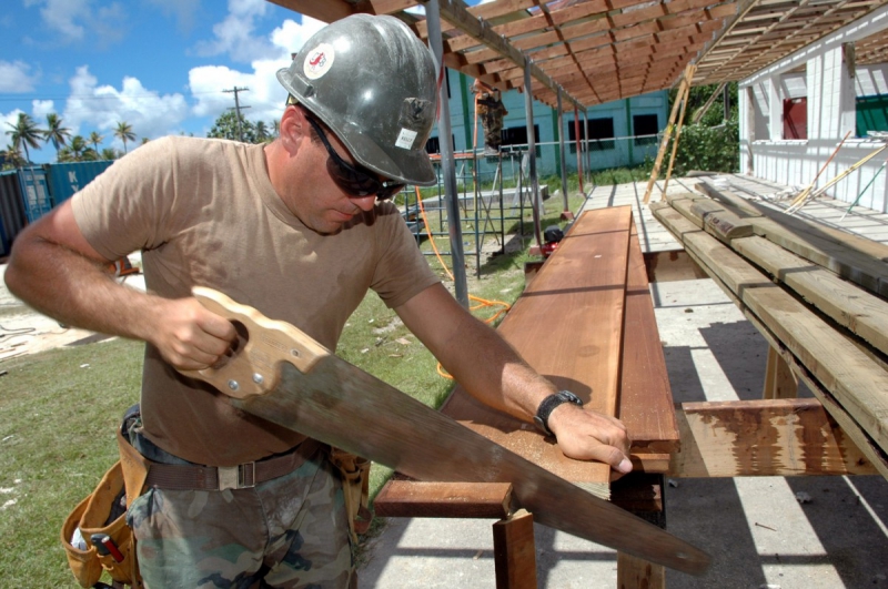 charpentier-LE BROC-min_worker_construction_building_carpenter_male_job_build_helmet-893290